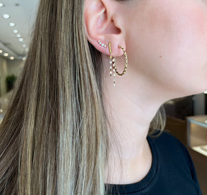 Female model wearing Gold Double Dapped Chain Bar Stud Earrings
- 14K gold weighing 1.53 grams